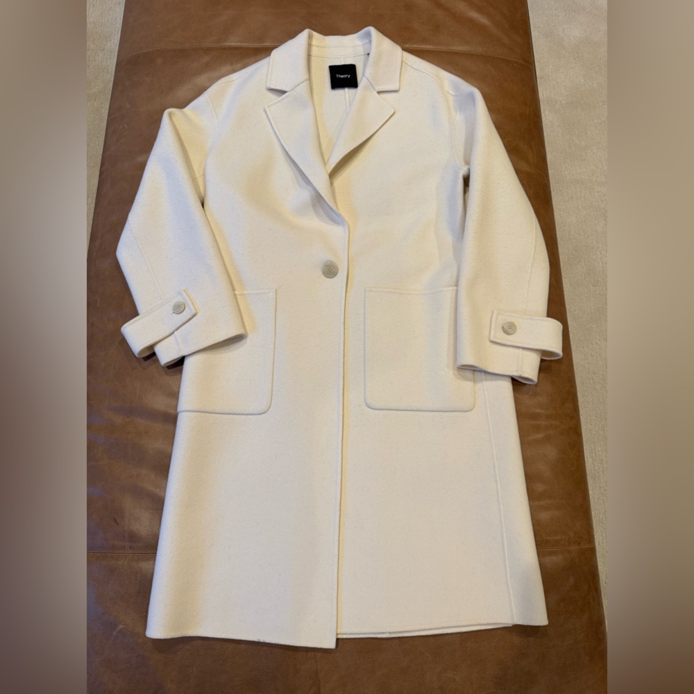 Theory brand women’s white wool coat size small (P). Perfect conditions